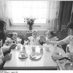 330px-Bundesarchiv_Bild_183-1984-0807-017,_Leipzig,_Familienszene