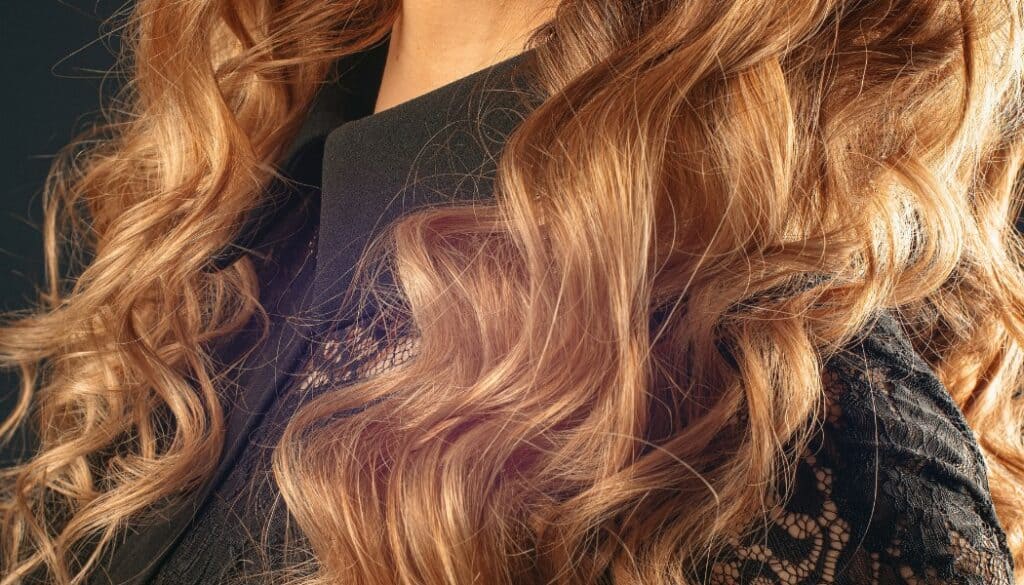 belle chevelure dorée et bouclée