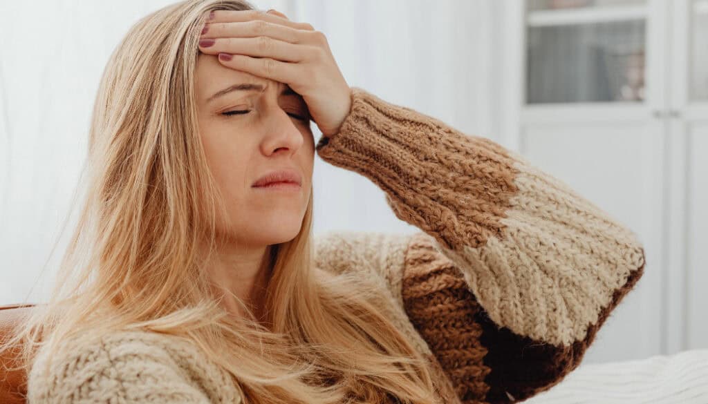 personne fatiguée qui se tient le front