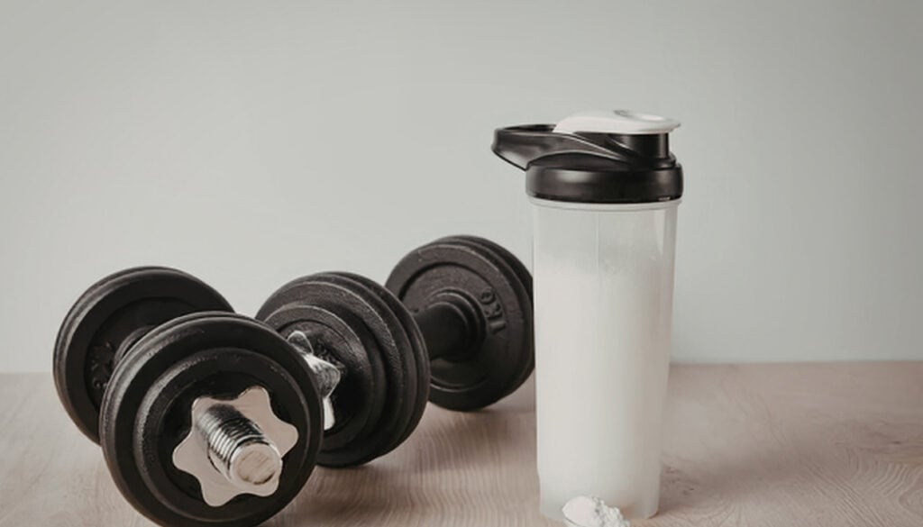 altères à côté d'un shaker