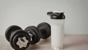 altères à côté d'un shaker