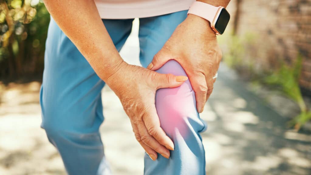 Une personne âgée souffrant d'arthrose dans le genou