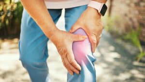 Une personne âgée souffrant d'arthrose dans le genou